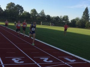 Zieleinlauf 800m Sieger Nikolaus Franzmaier